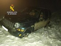 La Guardia Civil auxilia a dos personas atrapadas con su vehículo en la nieve en Santiago-Pontones (Jaén)