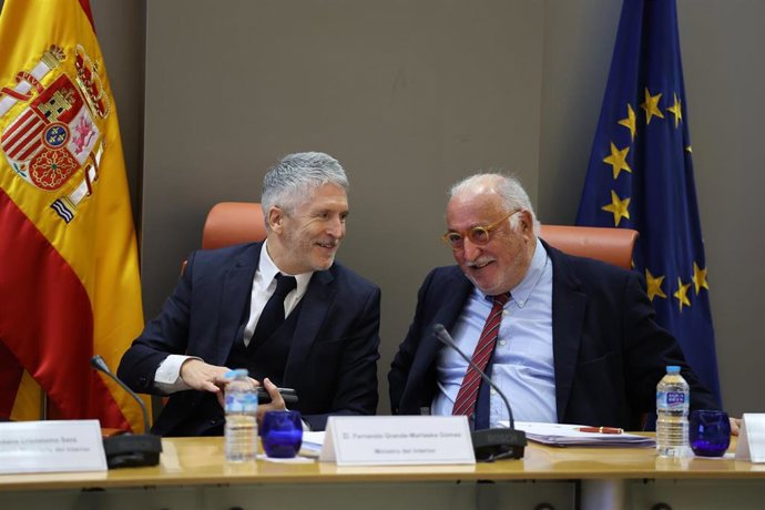 El ministro del Interior, Fernando Grande-Marlaska (i), y el director general de Tráfico, Pere Navarro (d), durante la presentación del balance provisional de siniestralidad vial correspondiente a 2025, a 8 de enero de 2026, en Madrid (España).