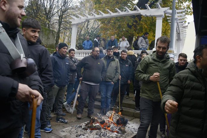 Agricultores y ganaderos se concentran frente a la Subdelegación del Gobierno en Ourense