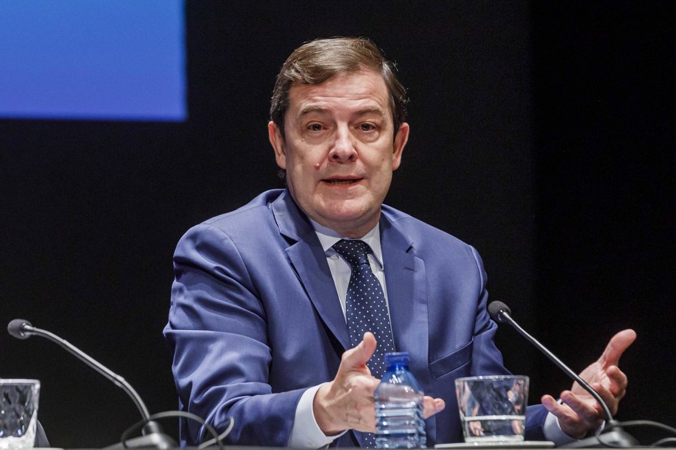 El presidente de la Junta de Castilla y León, Alfonso Fernández Mañueco, participa en el acto de presentación del libro 'El arte de gobernar', de Mariano Rajoy, en el Teatro Juan Bravo, a 16 de diciembre de 2025, en Segovia, Castilla y León (España).