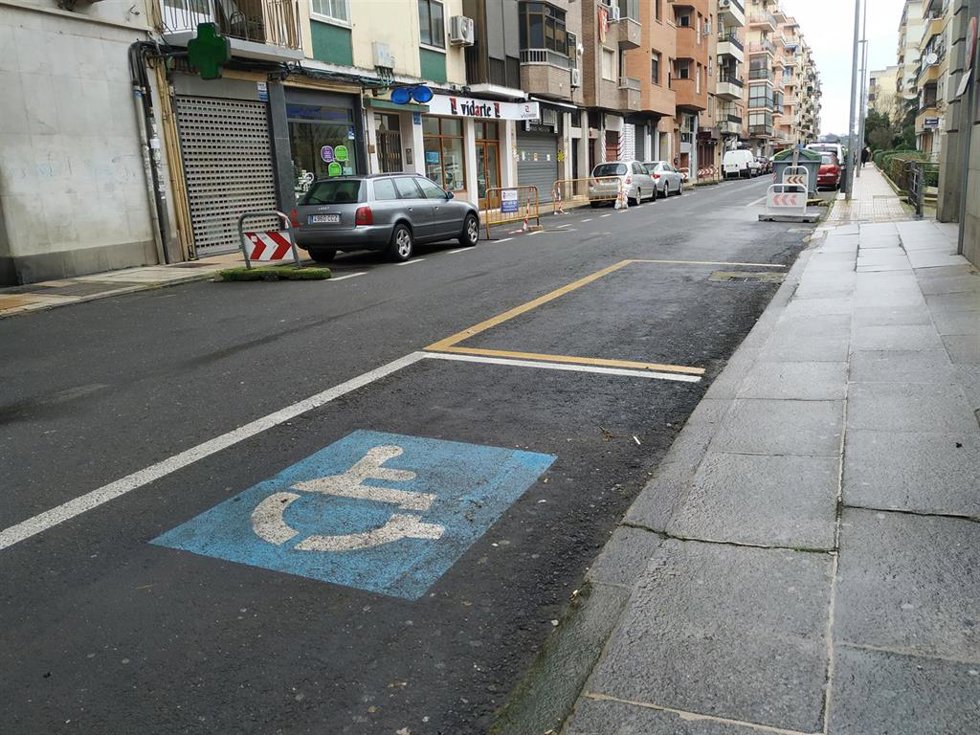 Archivo - Plaza de aparcamiento para persona con discapacidad.- Archivo