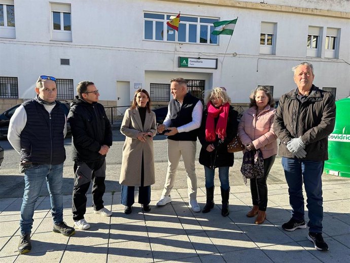 Convocatoria de la parlamentaria andaluza del PSOE Olga Manzano a las puertas del centro de salud de Padul (Granada)