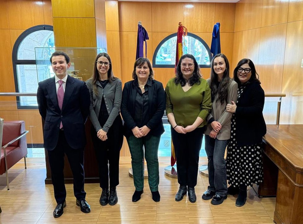 La consellera de Presidencia, Coordinación de la Acción de Gobierno y Cooperación Local, Antnia Maria Estarellas, recibe a los nuevos becarios de la Oficina de Baleares en Bruselas.