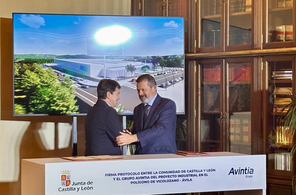 El presidente de la Junta, Alfonso Fernández Mañueco, y el presidente de Grupo Avintia, Antonio Martín, tras la firma del acuerdo para la puesta en marcha de la Ciudad de Industrialización.