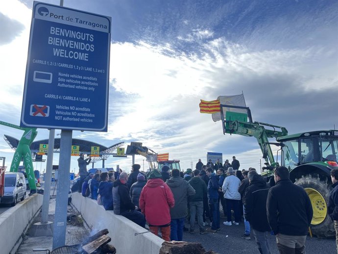 Los campesinos que bloquean el acceso al Port de Tarragona, en una asamblea abierta.