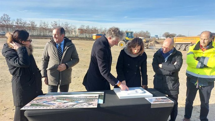 La alcaldesa de Zaragoza, Natalia Chueca, visita la parcela donde se levantará el nuevo CDM Zaragoza Sur.