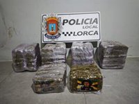 La Policía Local de Lorca detiene a tres personas y decomisa más de 5 kilos de hachís