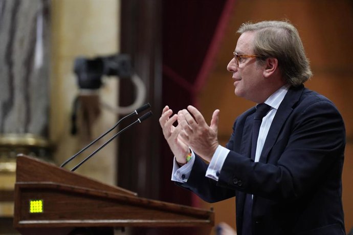 Archivo - El diputado de Vox Joan Garriga, durante la tercera jornada del Debate de Política General, en el Parlament de Catalunya, a 9 de octubre de 2025