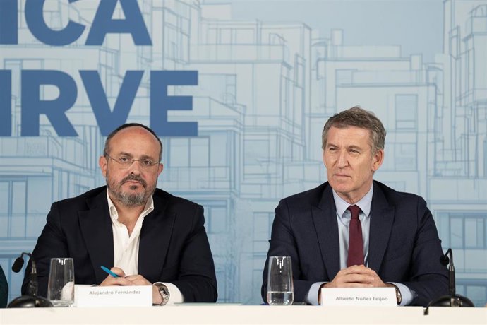 Archivo - El presidente del PP en Catalunya, Alejandro Fernández, y el presidente del PP, Alberto Núñez Feijóo, durante una reunión sectorial de vivienda con agentes sociales, en el Port Olimpic, a 24 de enero de 2025, en Barcelona.