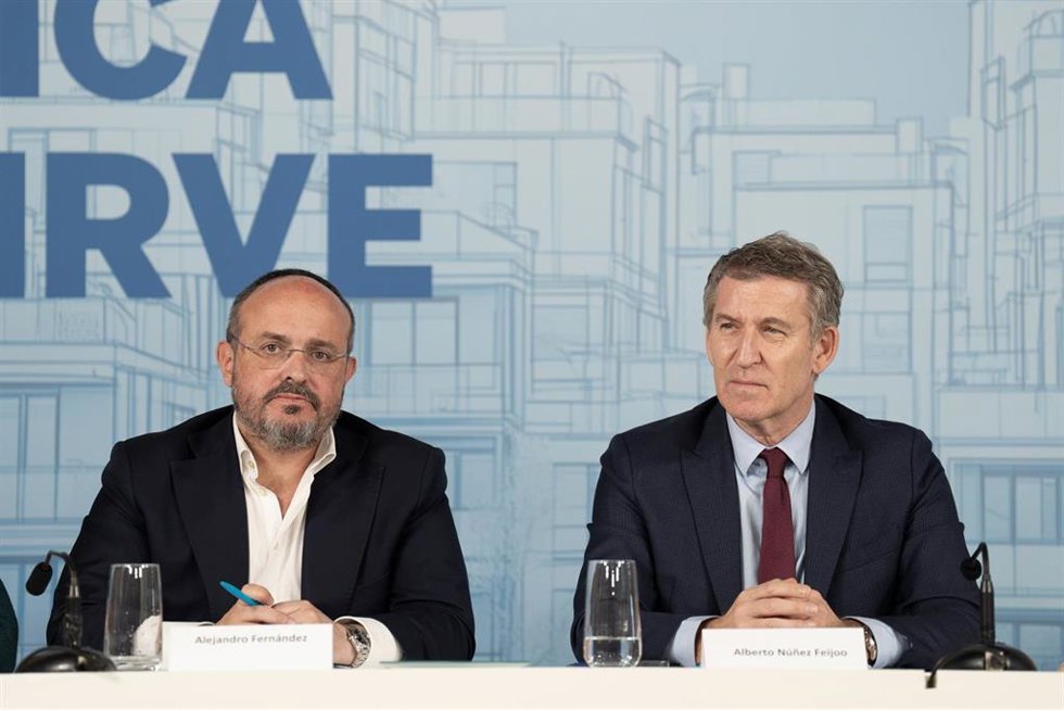 Archivo - El presidente del PP en Catalunya, Alejandro Fernández, y el presidente del PP, Alberto Núñez Feijóo, durante una reunión sectorial de vivienda con agentes sociales, en el Port Olimpic, a 24 de enero de 2025, en Barcelona.