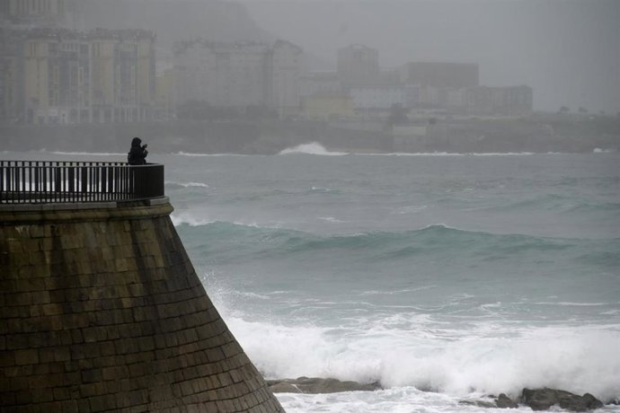 Archivo - Vista del oleaje de la playa del Orzán, a 22 de enero de 2024, A Coruña, Galicia (España). 