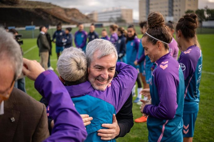 Clavijo destaca el "talento y nivel" del fútbol femenino en Canarias, "fundamental" para avanzar en igualdad y derechos