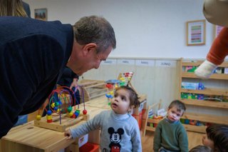 El presidente regional, Emilano García-Page, en la inauguración de la escuela infantil de Belmonte (Cuenca).