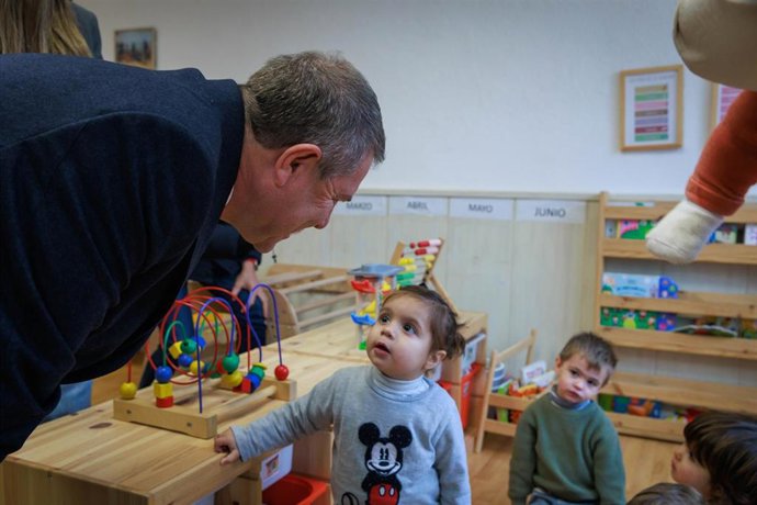 El presidente regional, Emilano García-Page, en la inauguración de la escuela infantil de Belmonte (Cuenca).