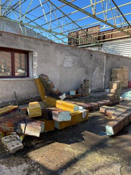 Imagen del estado en el que quedó la carroza con la que la asociación participó en la Cabalgata de Reyes de Alcalá de Henares