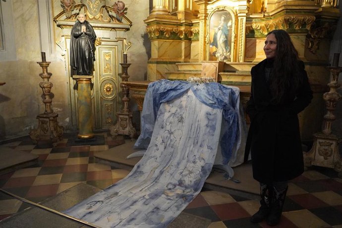 La artista Laura Torrado en la capilla de SAn Frutos, junto a 'Una mujer vestida del sol'.