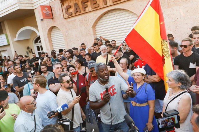 Archivo - Varias personas durante una manifestación en Torre Pacheco, Murcia (España)