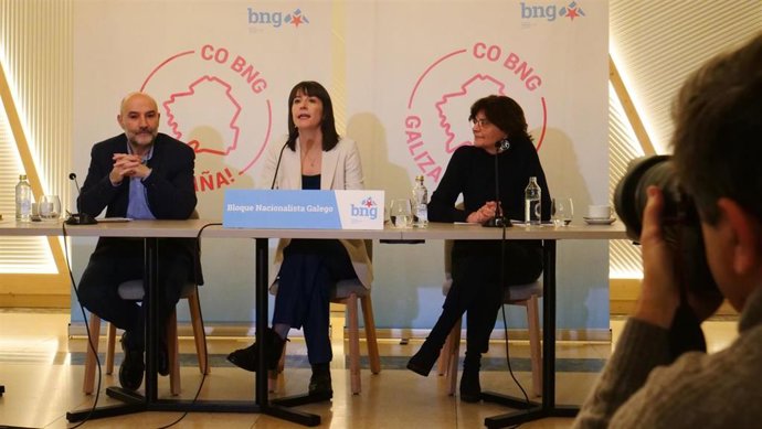 El diputado de BNG en el Congreso, Néstor Rego, la portavoz nacional, Ana Pontón, y la senadora Carme da Silva en un desayuno informativo en Santiago.