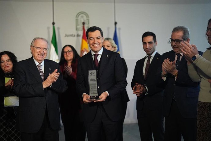 El presidente de la Junta de Andalucía, Juanma Moreno, ha recibido este jueves en Sevilla a miembros del Consejo Andaluz de Colegios Oficiales de Graduados Sociales