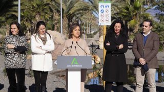 La consejera de Sostenibilidad y Medio Ambiente de la Junta de Andalucía, Catalina García, durante su intervención en el parque El Boticario de Almería.