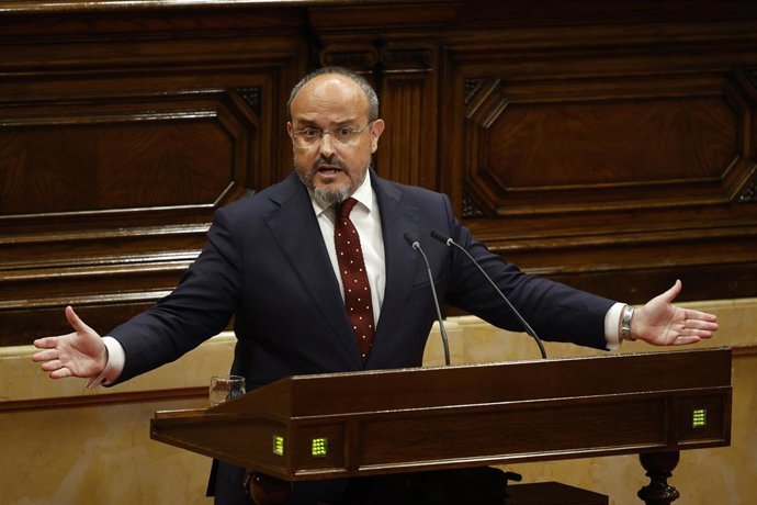 Archivo - El presidente del PP de Cataluña, Alejandro Fernández, interviene en el debate del pleno de investidura, en el Parlament de Cataluña. Foto de archivo