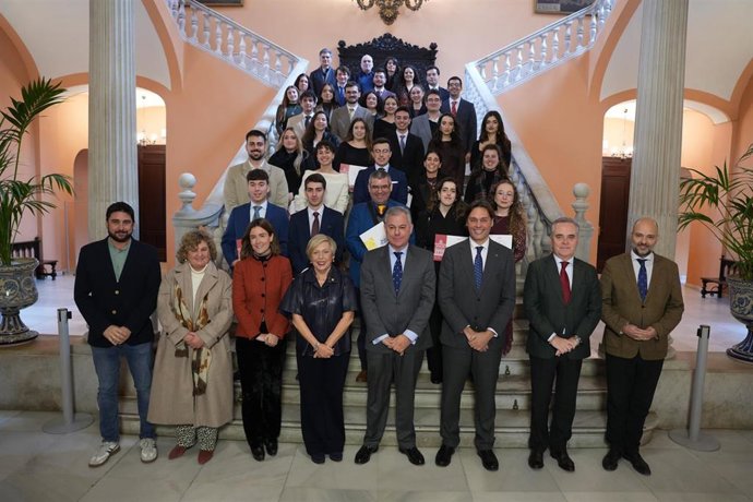 Foto de famlia tras el acto de entrega a los premiados con los mejores expedientes universitarios de Sevilla, en la escalinta principal del Consistorio.