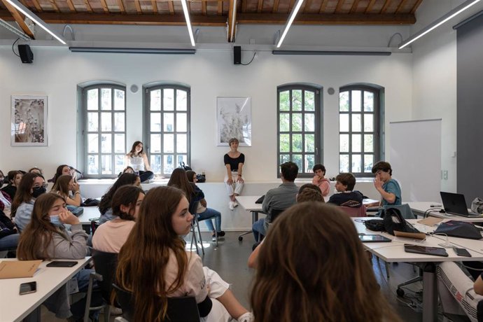 Jóvenes en un aula.