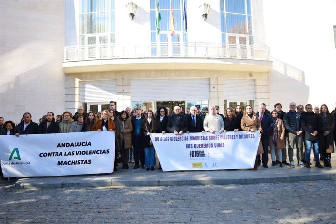 Minuto de silencio para condenar la muerte por violencia machista de una mujer en Quesada.