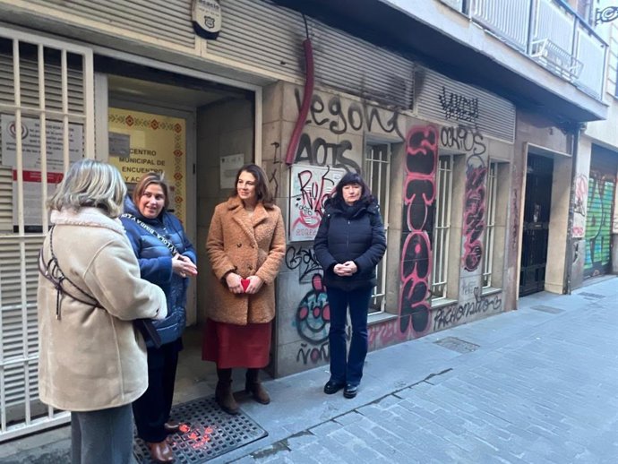 Concejalas del Grupo Socialista en Granada en su visita al centro de calle Arandas.