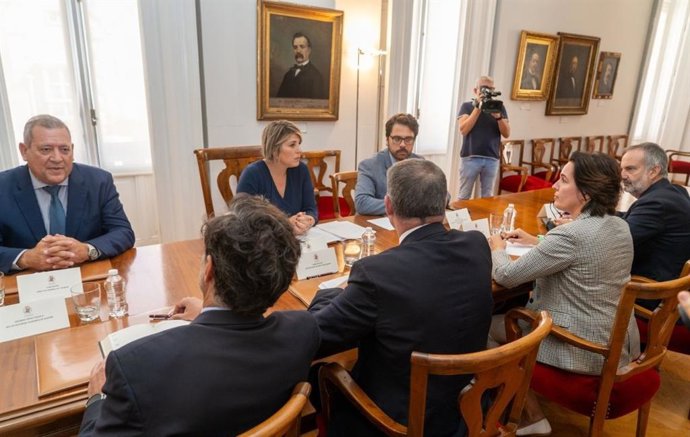 La alcaldesa de Cartagena, Noelia Arroyo, con la dirección de SABIC, en una imagen de archivo