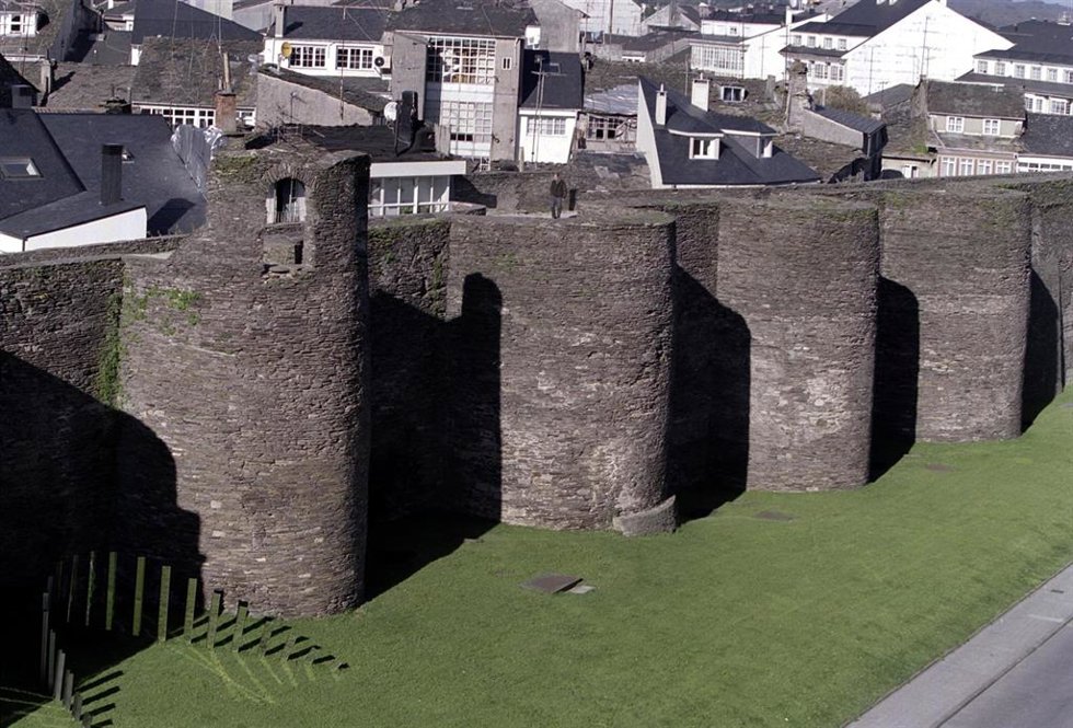 Archivo - Vista de la cara principal de la Muralla de Lugo