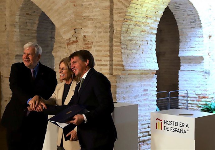 La alcaldesa de Jerez , María José García-Pelayo, tras firma de convenio con Mariano Palacín Calvo, presidente de Capital Gastronómica de España SL, y José Luis Álvarez Almeida, presidente de la Confederación Empresarial de Hostelería de España.