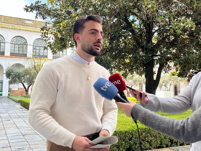 Archivo - El diputado de Por Andalucía José Manuel Gómez Jurado, en declaraciones a los medios en el Parlamento. (Foto de archivo).