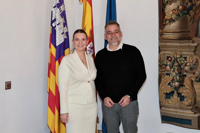 La presidenta del Govern, Marga Prohens, y el alcalde de Sencelles, Joan Carles Verd.