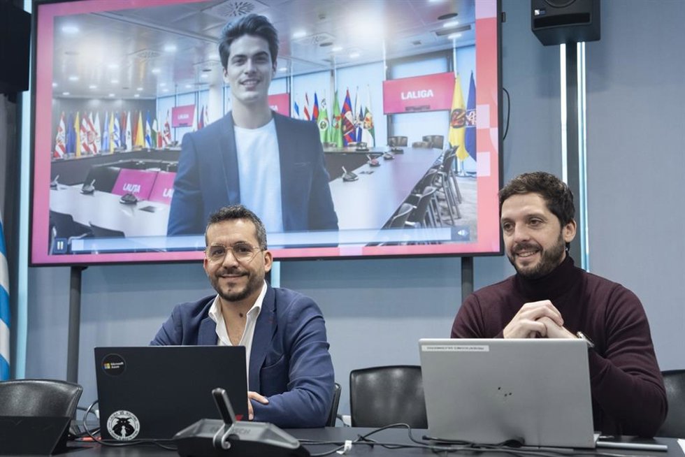 Javier Gil, responsable de Adopción y Desarrollo de IA en LaLiga (izquierda), y Aitor Jiménez, director de Innovación, Tecnología y Nuevos Negocios del Grupo Baskonia Alavés.