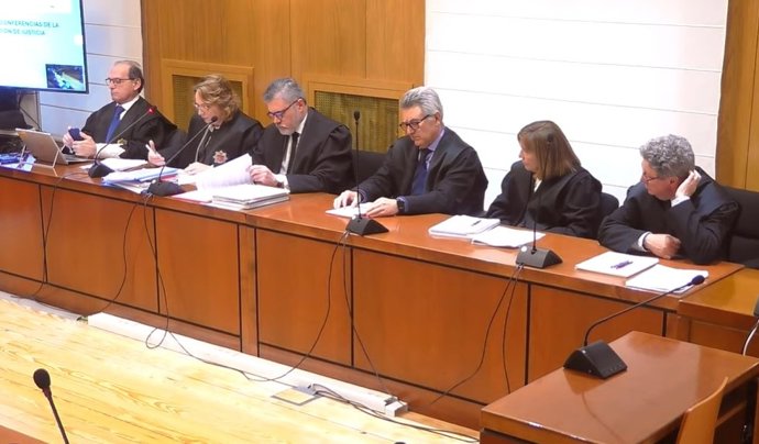 La abogada del Estado, segunda, por la izquierda, durante la exposición de su informe final en el juicio de la 'trama eólica'.