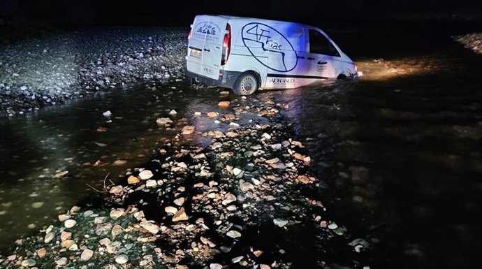 El conductor hizo caso omiso al alto que le dieron los policías locales, y se inició una persecución por la zona. La actuación concluyó cuando la furgoneta perdió el control y se salió de la vía, quedando inmovilizada en el cauce del río.