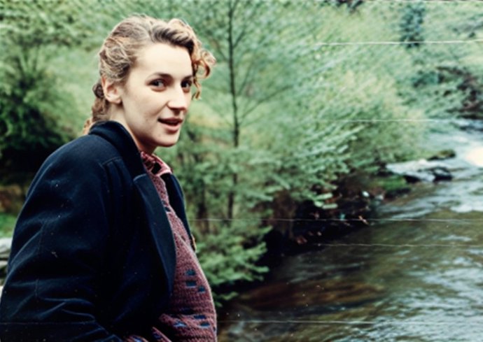 Begoña Caamaño posa junto a un río.