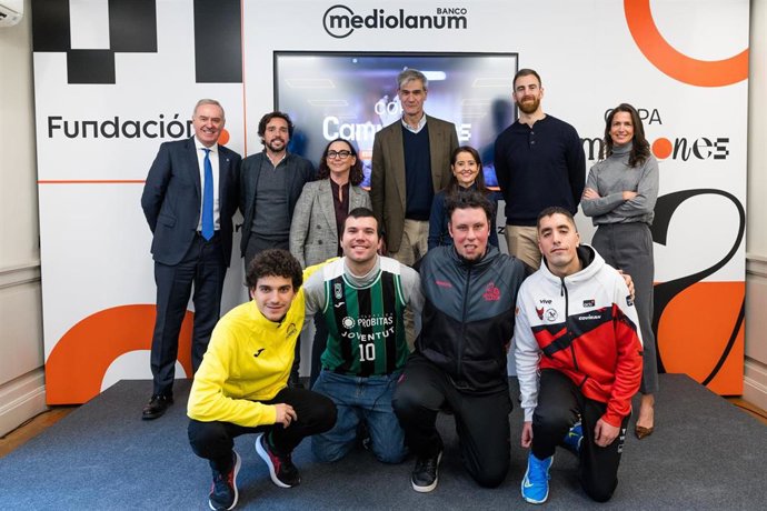 Foto de familia tras la presentación de la Copa Campeones.