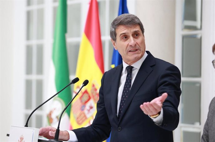 El delegado del Gobierno de España en Andalucía, Pedro Fernández, atiende a los medios tras presidir la reunión de coordinación con las Fuerzas y Cuerpos de Seguridad del Estado. A 08 de enero de 2026, en Sevilla (Andalucía, España). 