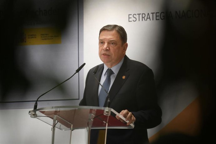 Archivo - El ministro de Agricultura, Pesca y Alimentación, Luis Planas, clausura el acto de presentación de los trabajos para la elaboración de la Estrategia Nacional de la Alimentación (ENA). 