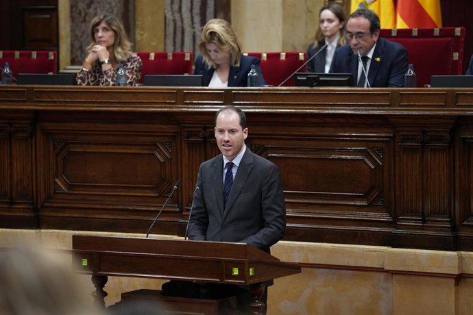 Archivo - El portavoz del PP del Parlament, Juan Fernández, interviene durante la tercera jornada del Debate de Política General, en el Parlament de Catalunya, a 9 de octubre de 2025