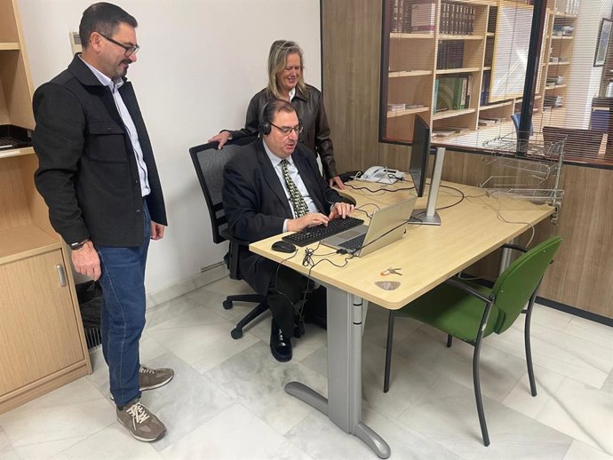 El delegado Javier Calvente (c) comprueba uno de los nuevos equipos.