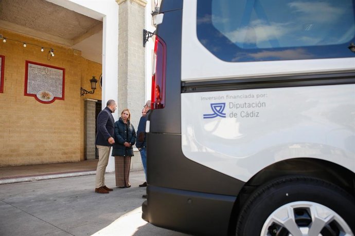 La presidenta de la Diputación, Almudena Martínez, y el alcalde de Los Barrios, Miguel Alconchel, en la presentación de los nuevos vehículos destinados a mantenimiento urbano.