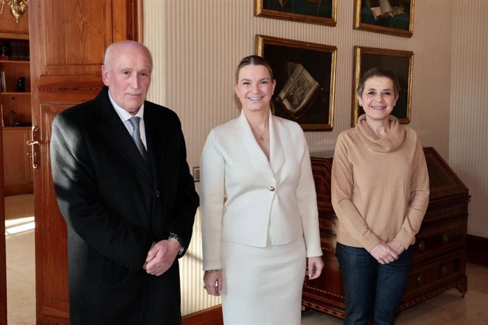 De izquierda a derecha, el alcalde de Valldemossa, Nadal Torres, la presidenta del Govern, Marga Prohens, y la directora general de Coordinación y Cooperación Local, Isabel Febrer.