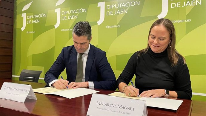 Luis Miguel Carmona y Macarena Magnet firman el acuerdo.