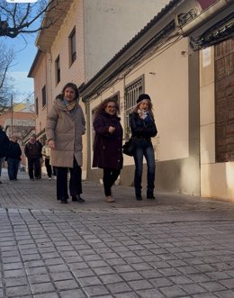 La portavoz del PSOE en el Ayuntamiento de Zaragoza, Lola Ranera, visita la calle Loarre.