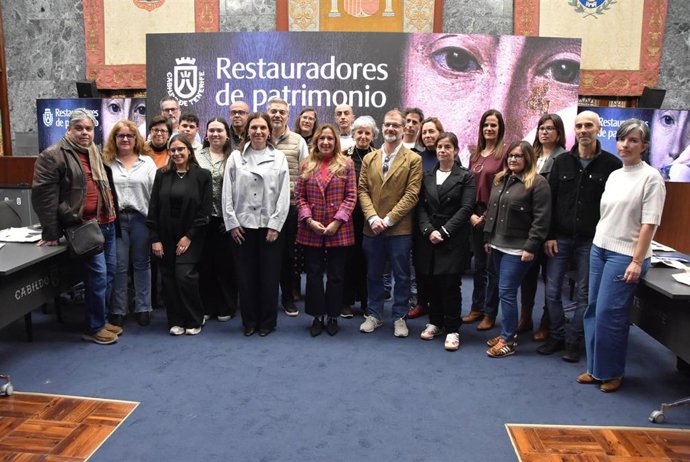 La presidenta del Cabildo de Tenerife, Rosa Dávila (c), en una reunión con restauradores de la isla