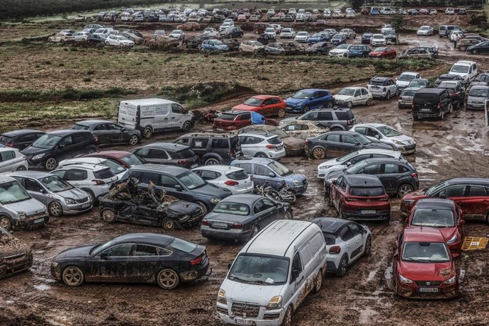 Archivo - Arxiu - Cotxes afectats per la dana amuntegats en una parcel·la.