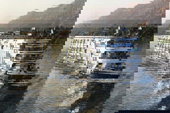 Navegación en dahabeya por las aguas del Nilo, Egipto.